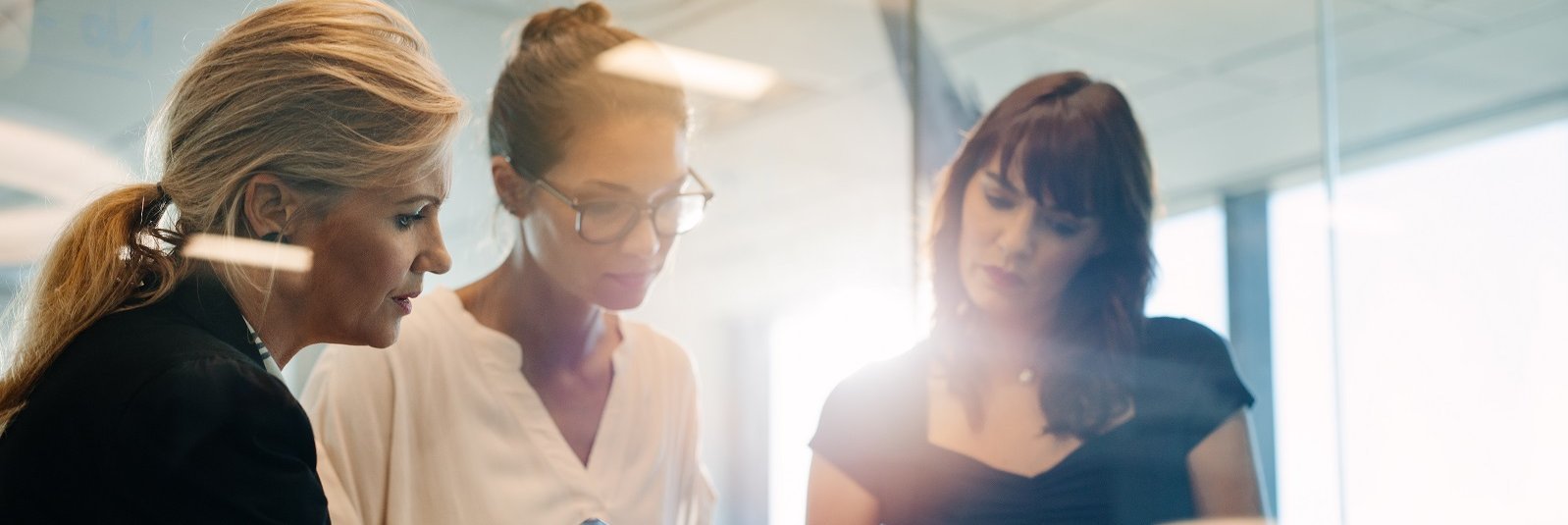 Drei Geschäftsfrauen beim Brainstorming